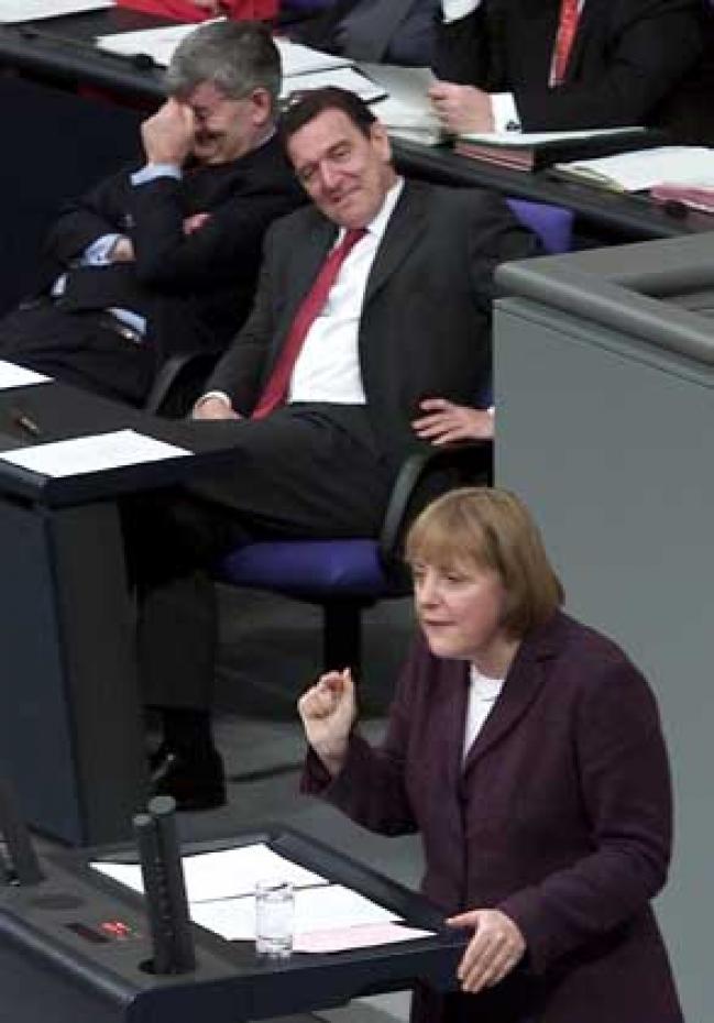 Schröder und Fischer lachen die Merkel aus