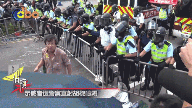 Die Cops in Hong Kong sind wenigstens höflich, wenn sie dir Pfefferspray direkt in die Augen sprühen